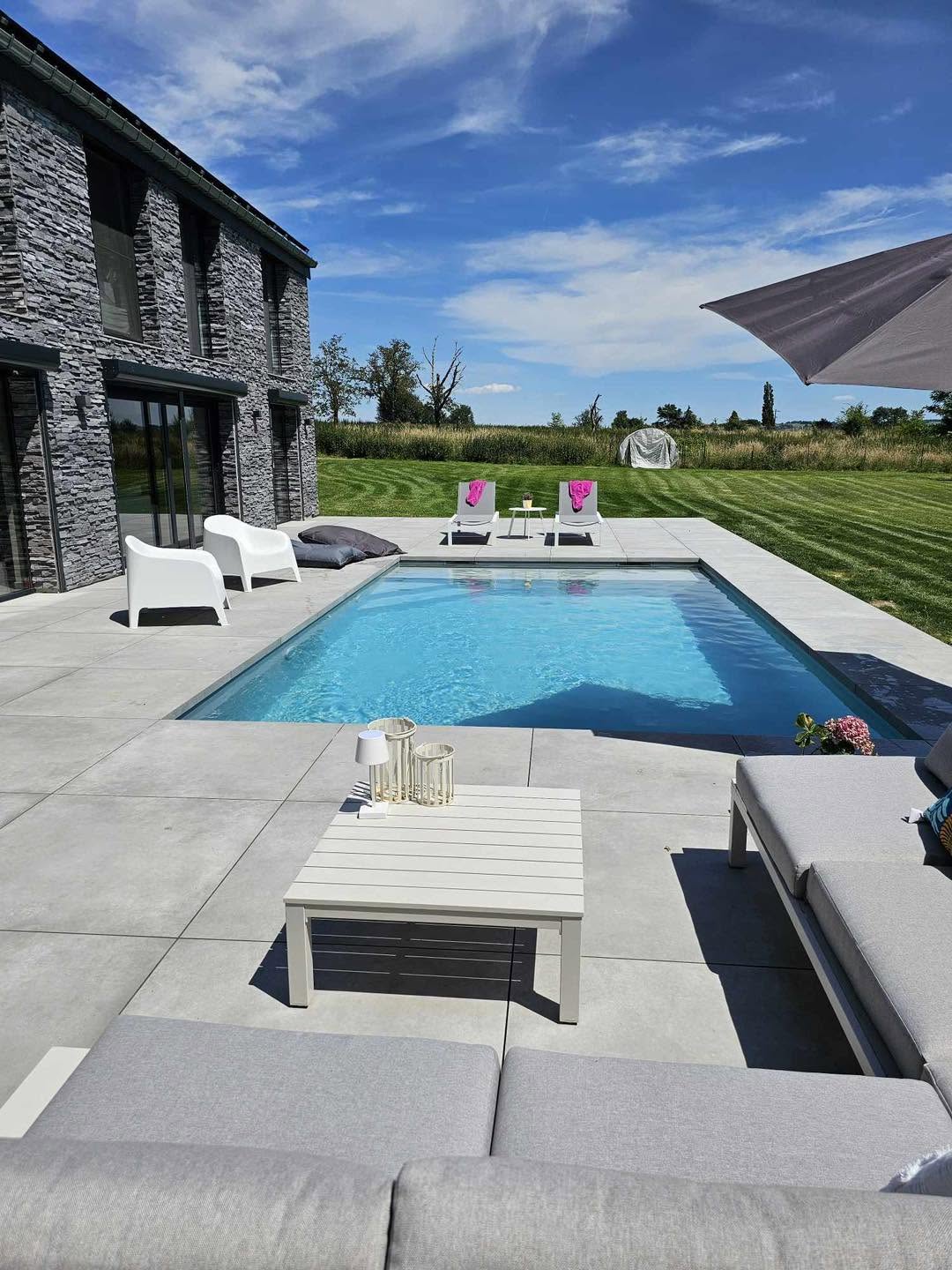 Piscine contemporaine et terrasse